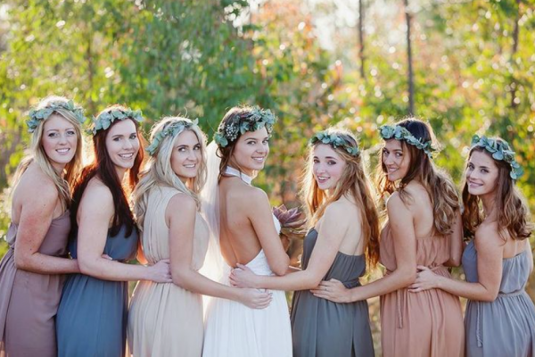 Gaun bridesmaid dengan tangan buntung